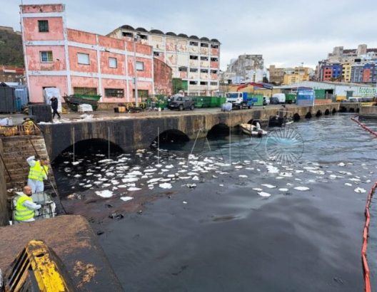 Le port de Ceuta annonce le plus grand déversement de pétrole de son histoire et active le « protocole de pollution »