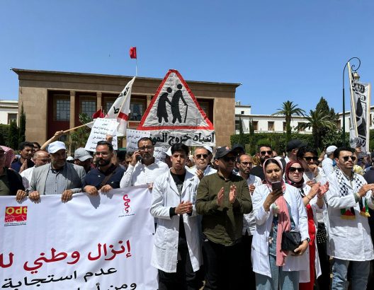 Manifestation des professionnels de la santé devant le Parlement marocain pour protester contre l’inaction du gouvernement