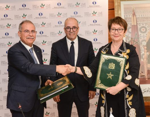 Dans une démarche visant à soutenir les petites et moyennes entreprises (PME) touchées par le séisme au Maroc, la Banque européenne pour la reconstruction et le développement (BERD) a signé un accord de prêt d'un montant de 50 millions d'euros avec le Crédit Agricole du Maroc. Ce prêt a pour objectif de financer des projets pour ces entreprises, notamment celles situées dans les zones sinistrées.